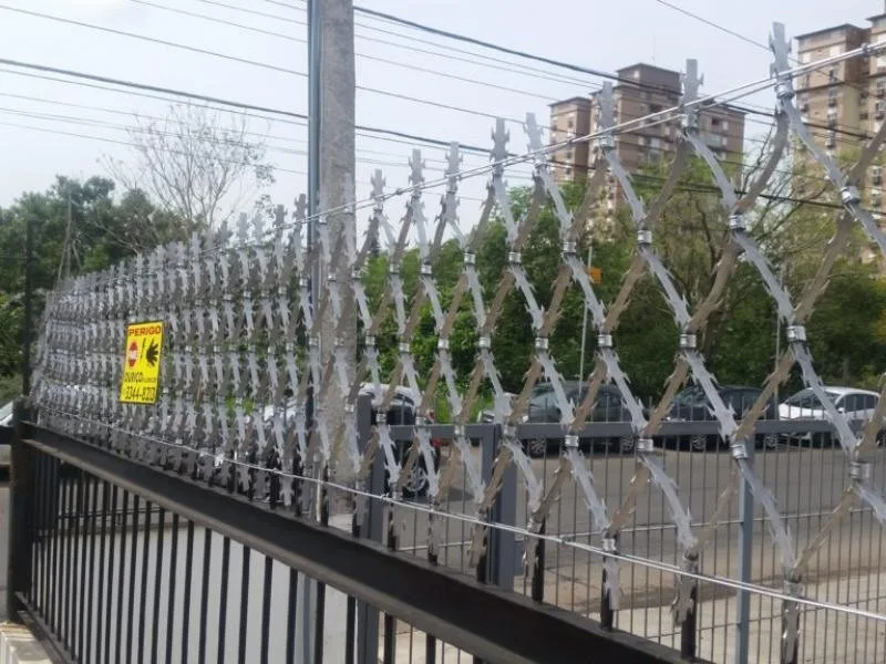 Concertina instalada em muro residencial