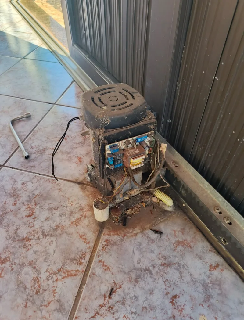 Manutenção de motor de portão em campo